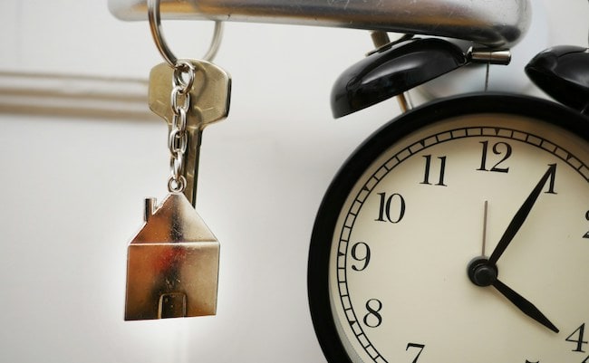 Ключове за апартамент за отдаване върху часовник