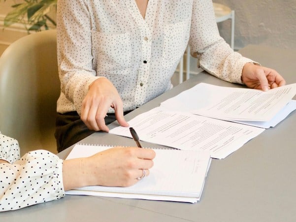 Хора които подписват документ за управление