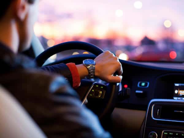 Мъж който кара нова кола в София