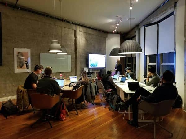 Модерен офис под наем за фирма с среден размер