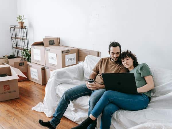 Семейство което е намерило къща за продажба