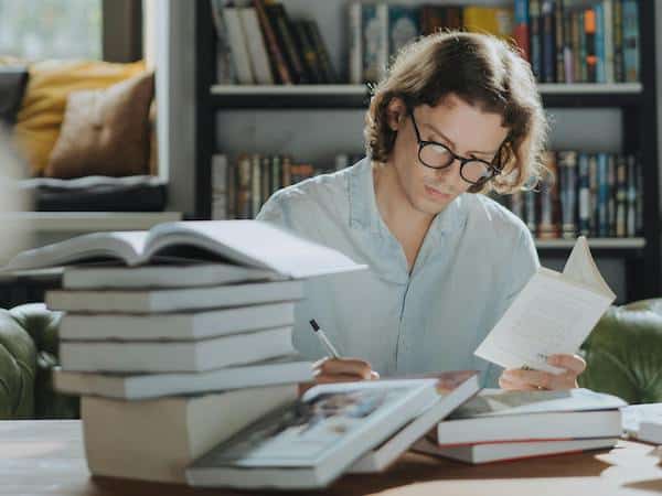 студент учи в стая под наем в София