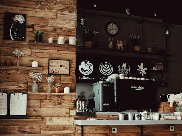 Рустикално обзаведено кафене с дървени мебели и топла атмосфера, подходящо за наемане на магазин в България.