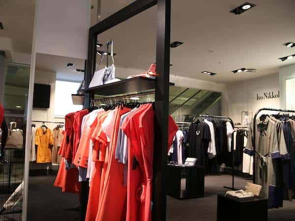 Дамски дрехи, окачени в магазин за дрехи под наем в България.