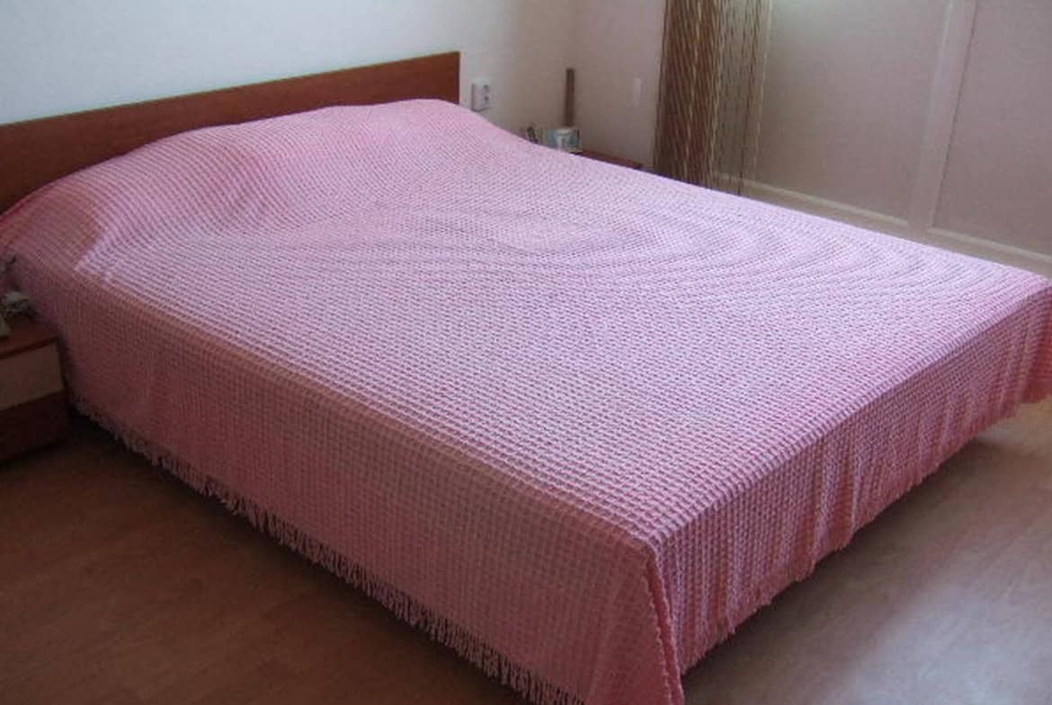 Голямо двойно легло с розова покривка и просторна стая с мека настилка.