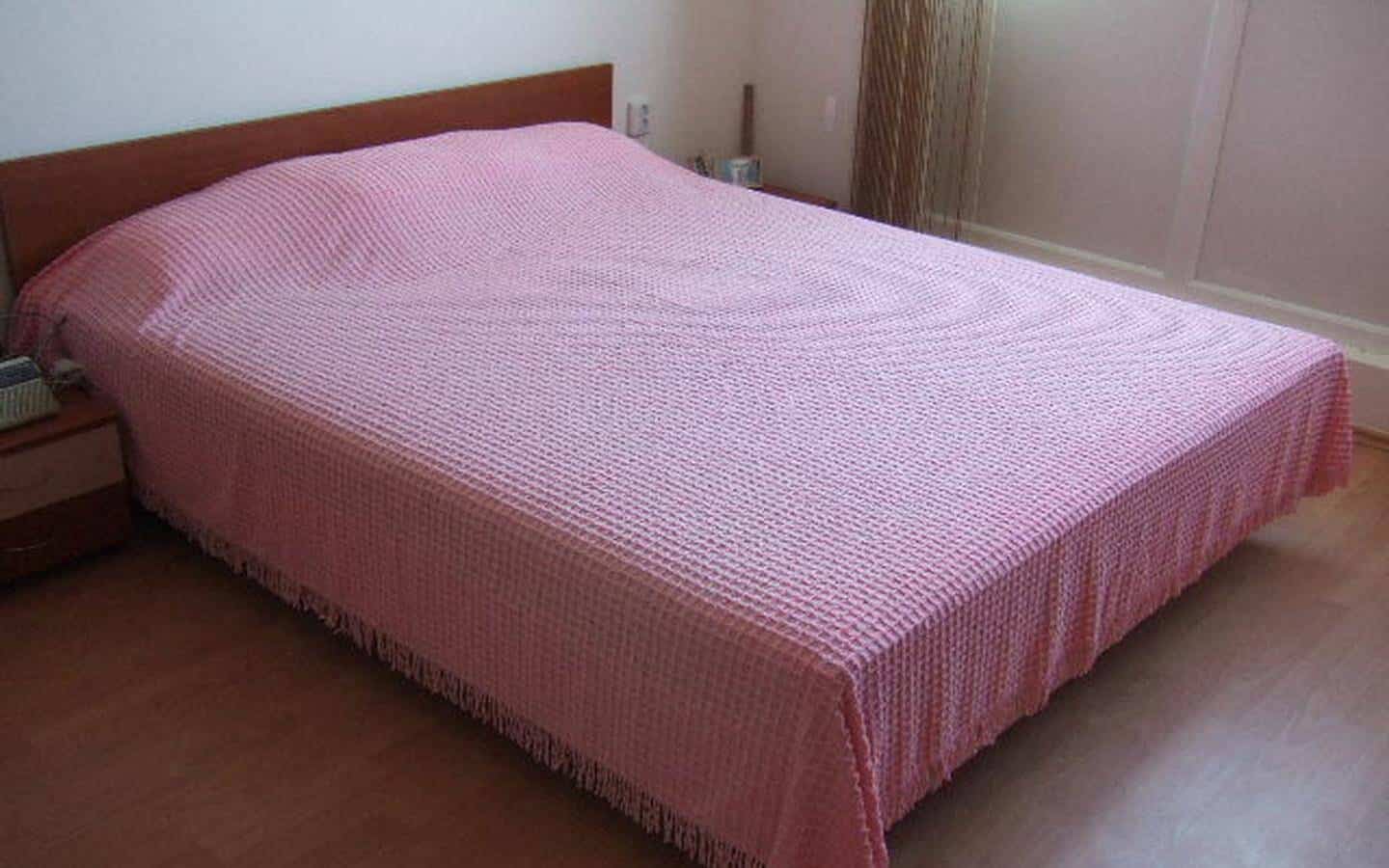 Голямо двойно легло с розова покривка и просторна стая с мека настилка.