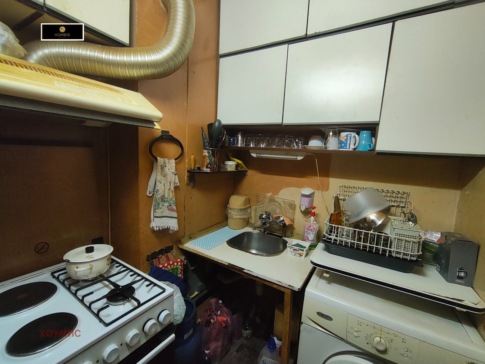 Компактна кухня с газов котлон и бели шкафове