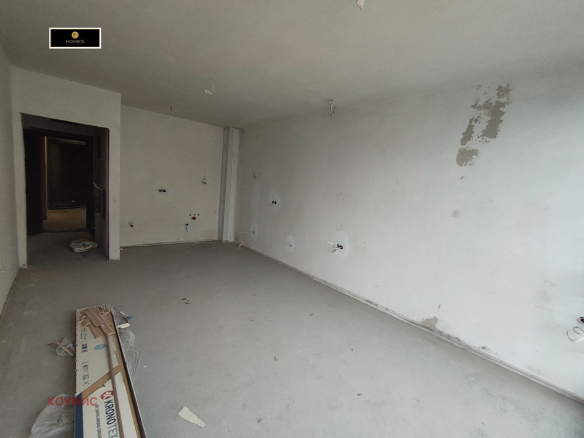 Просторен хол с бели стени и бетонен под