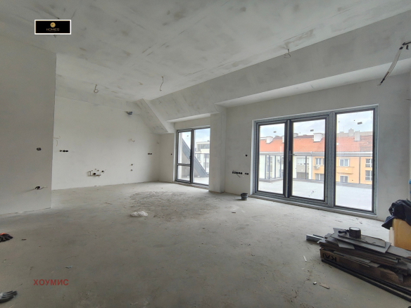 Просторен всекидневен простор с три прозореца и балкон