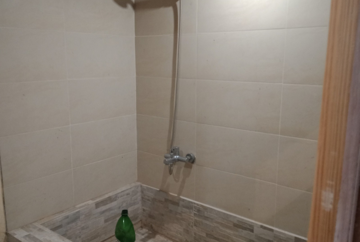 Модерна баня с плочки и душ кабина