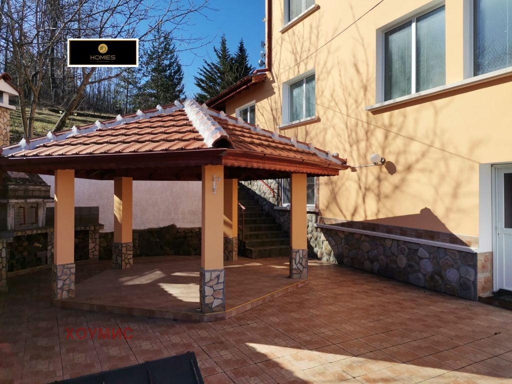 Оранжева тристайна вила със каменни детайли