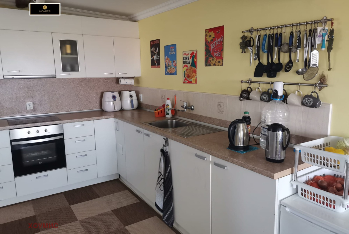 Затворен портал с дървени врата и каменна облицовка