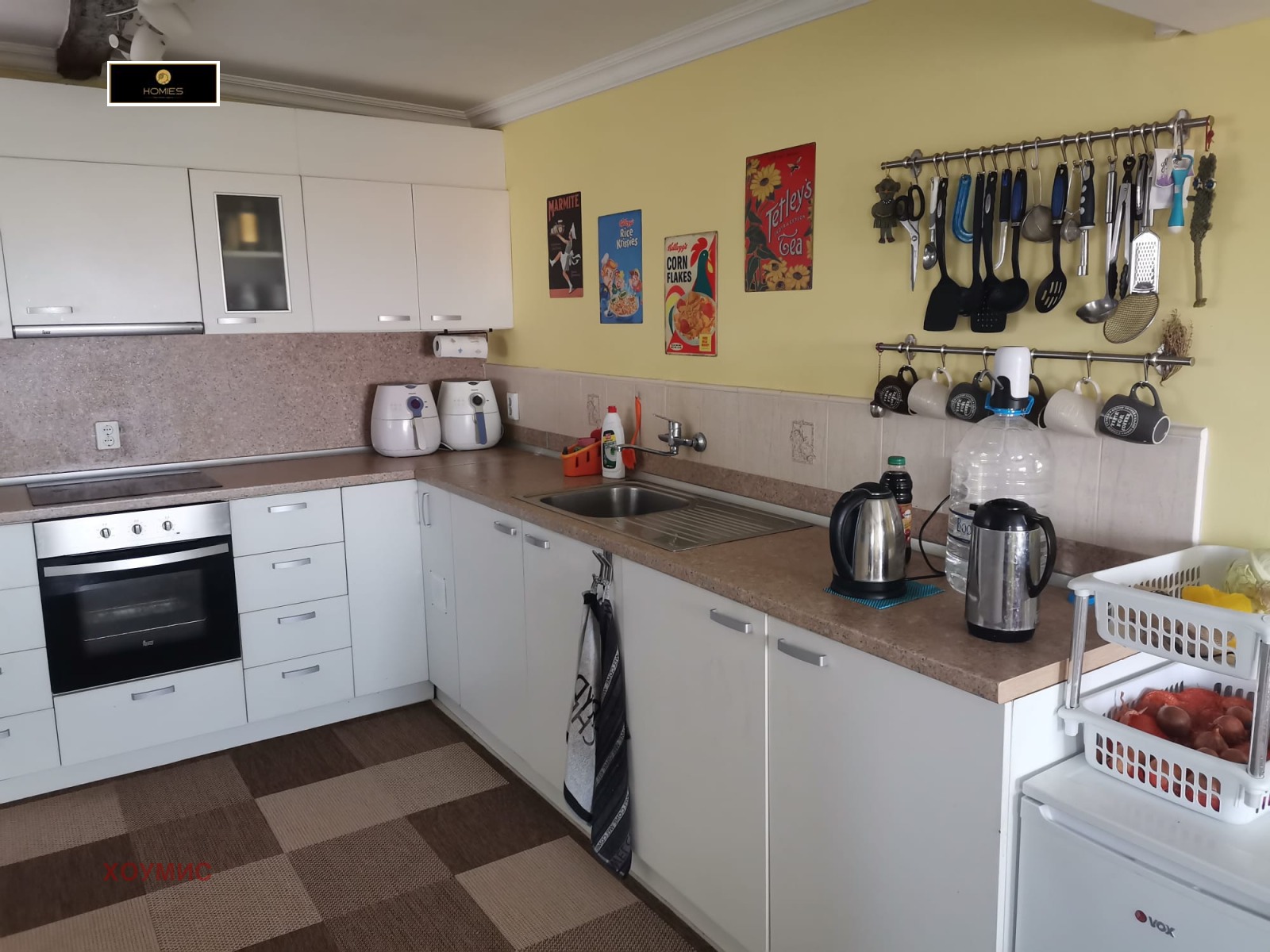 Затворен портал с дървени врата и каменна облицовка