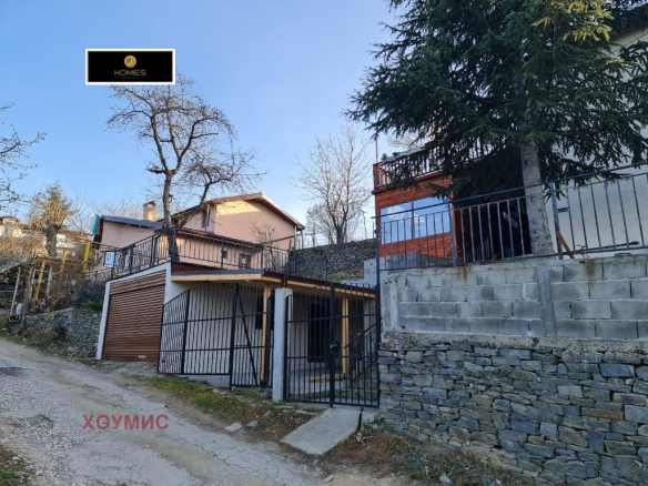 Къща с гараж и метална ограда в Храбрино