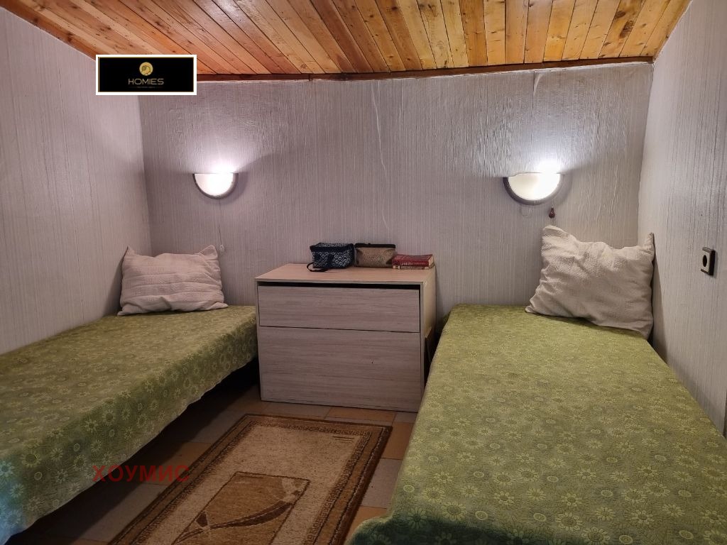 Спалня с две единични легла и осветление