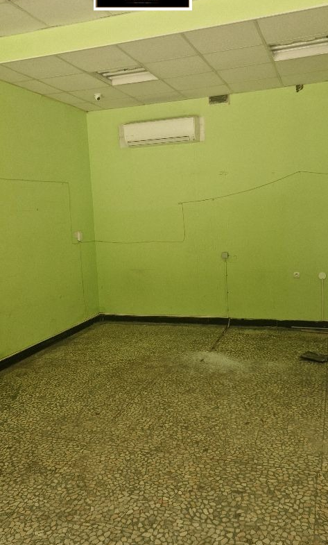 Просторен магазин с зелени стени