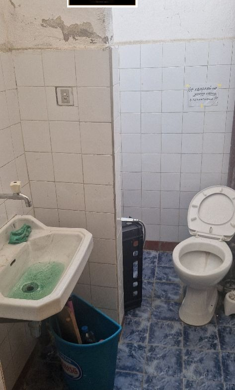 Магазин помещение с прозорец и светлина