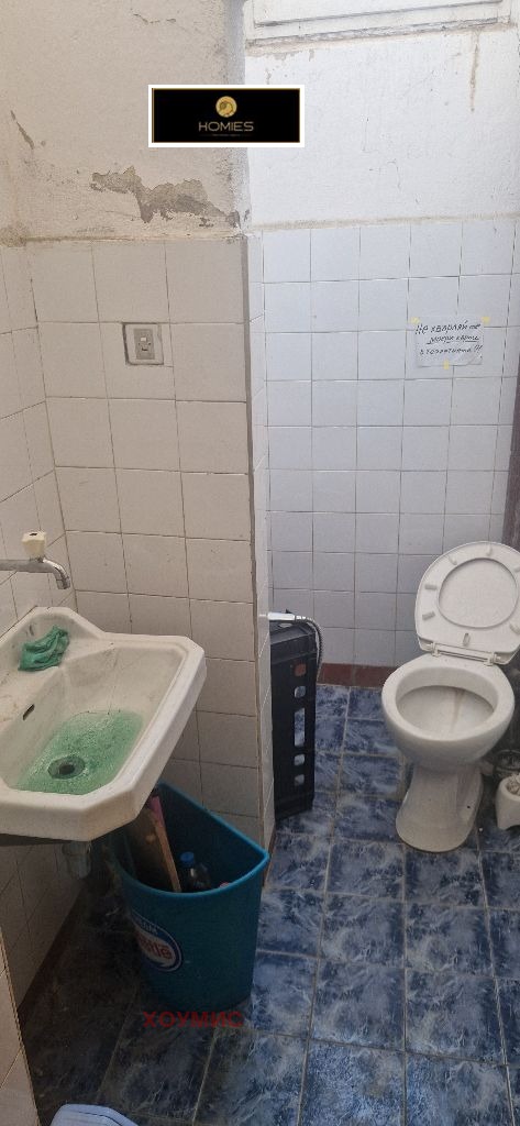 Магазин помещение с прозорец и светлина