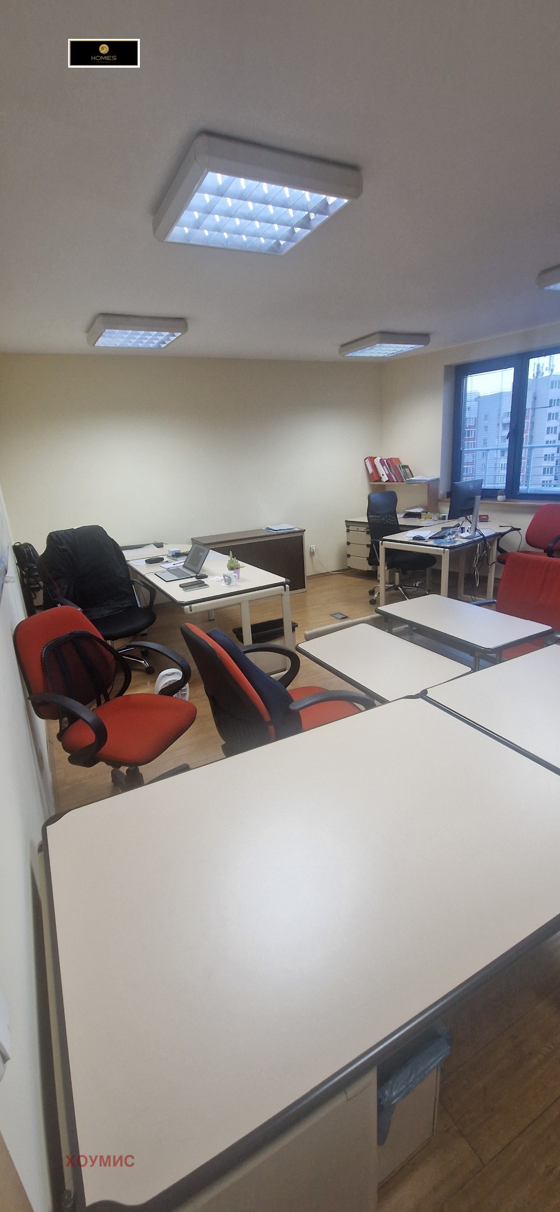 Просторен офис с естествена светлина и работни места