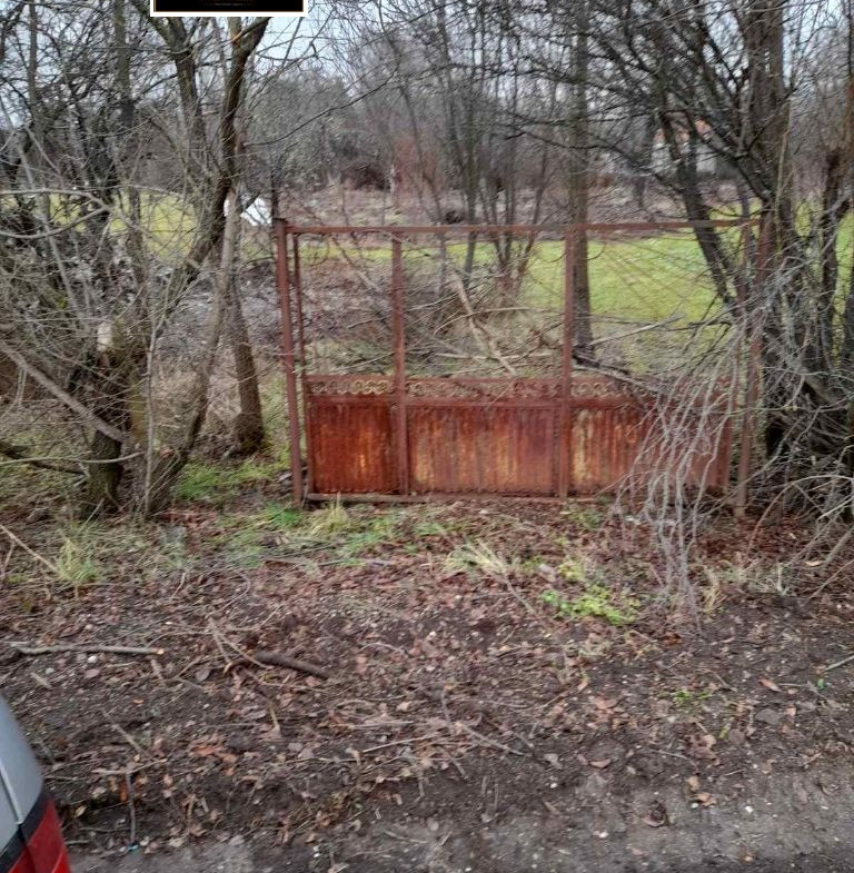 Ръждясала металическа врата на земния парцел