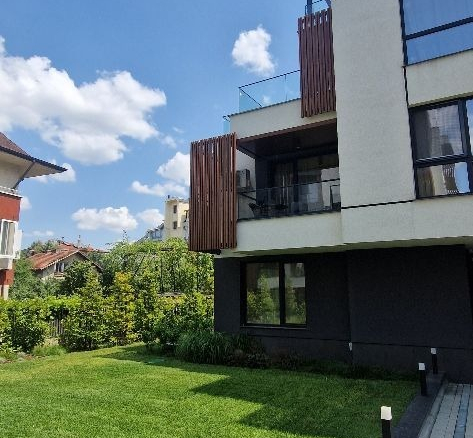 Модерна вила с градина и тераса, дневна светлина