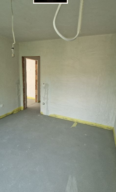 Празна стая в строеж, бели стени, готов фундамент