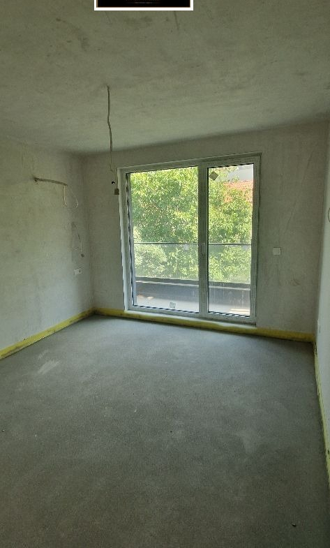 Спална стая с прозорец, естествена светлина, бели стени