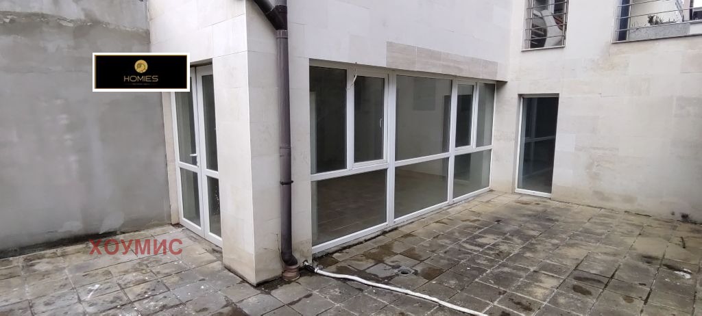 Office with internal courtyard and glass doors