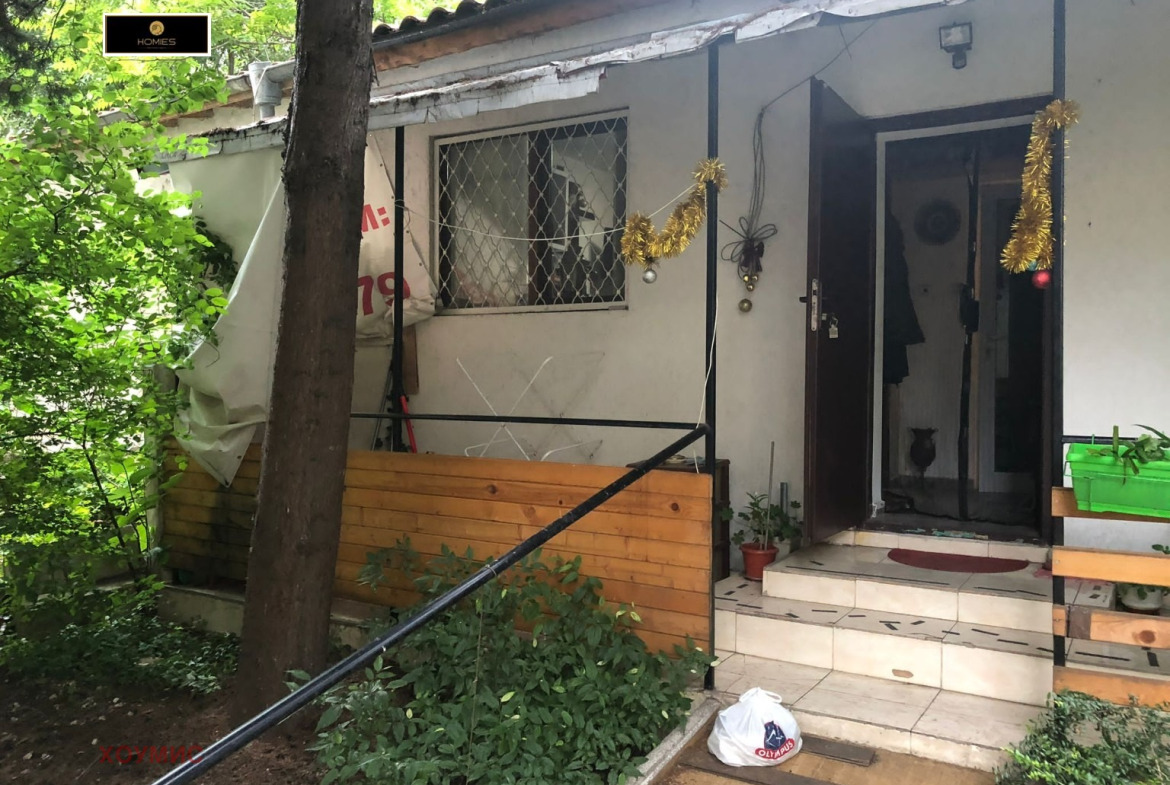 Вход на апартамента със стълби и дъвор