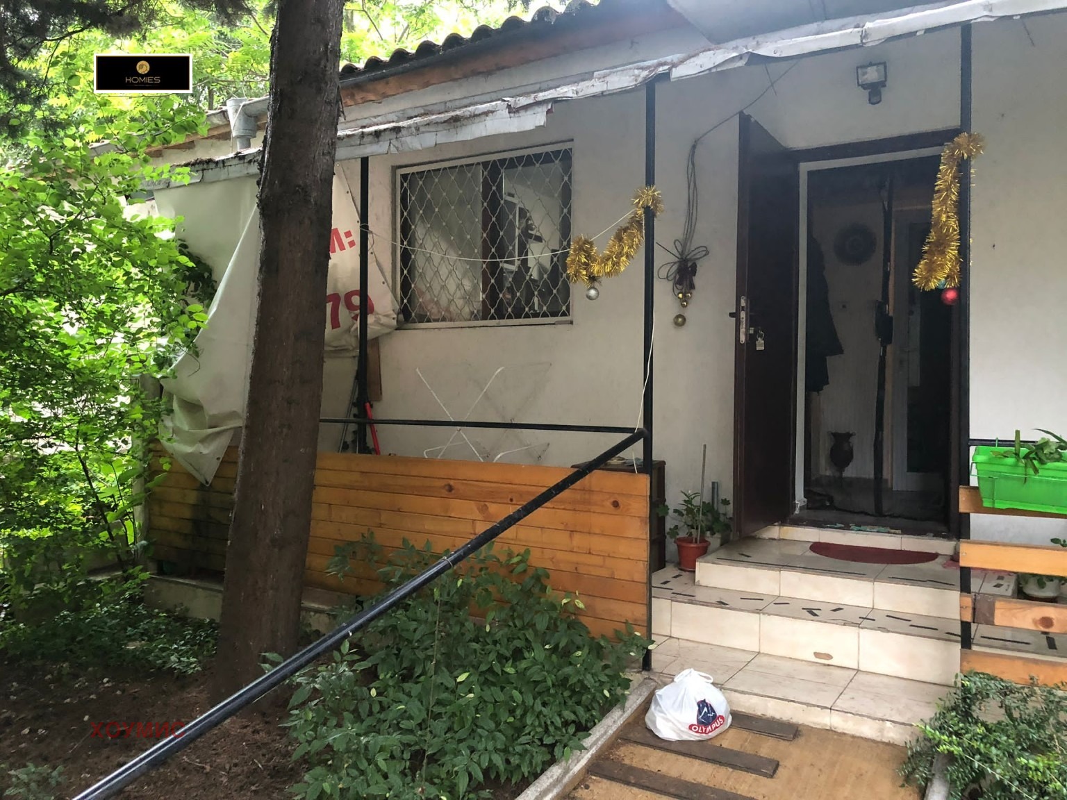 dvustaen-apartament-36-kvm-prodazhba-burgas-vazrazhdane-yuzhno-izlozhenie-dvor-1 Вход на апартамента със стълби и дъвор