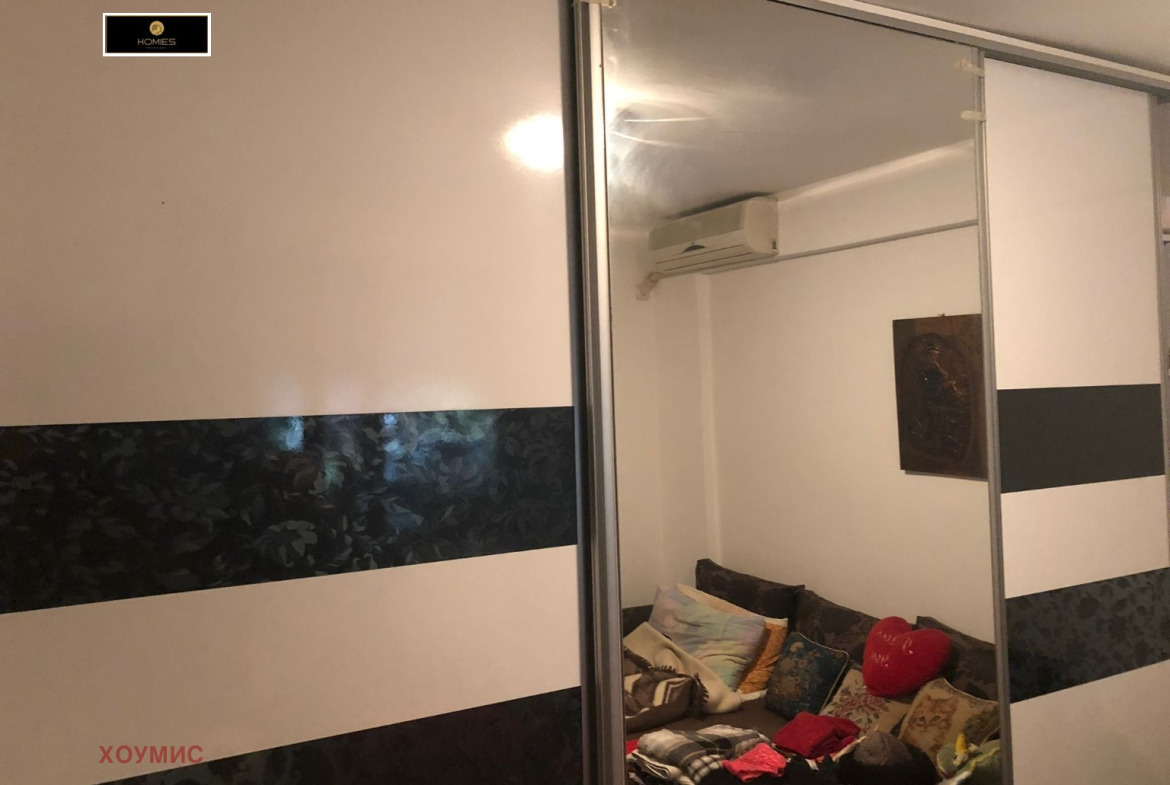 dvustaen-apartament-36-kvm-prodazhba-burgas-vazrazhdane-yuzhno-izlozhenie-dvor-2 Спалня със шкаф и черно-бели плъзгащи врати