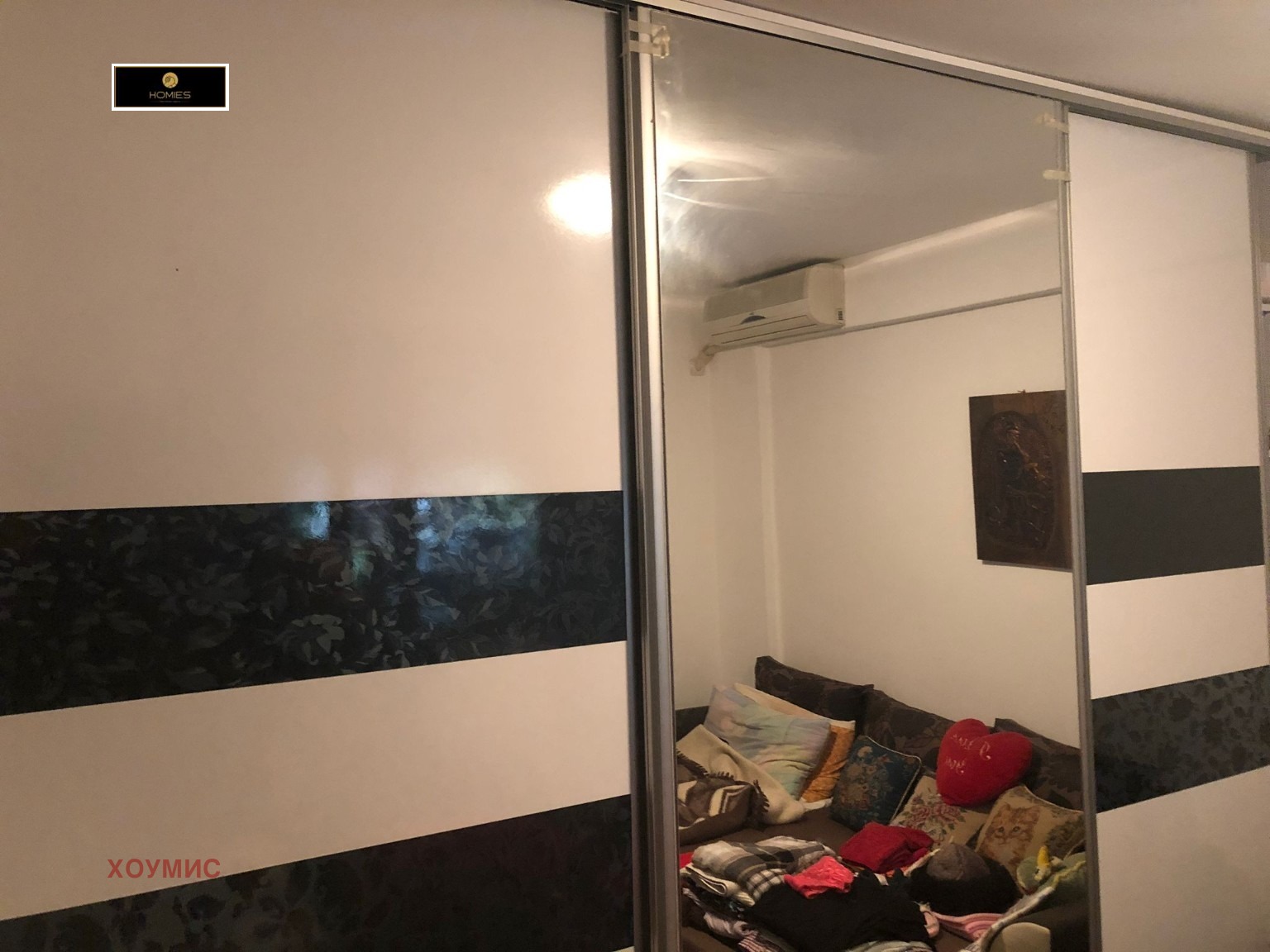 dvustaen-apartament-36-kvm-prodazhba-burgas-vazrazhdane-yuzhno-izlozhenie-dvor-2 Спалня със шкаф и черно-бели плъзгащи врати