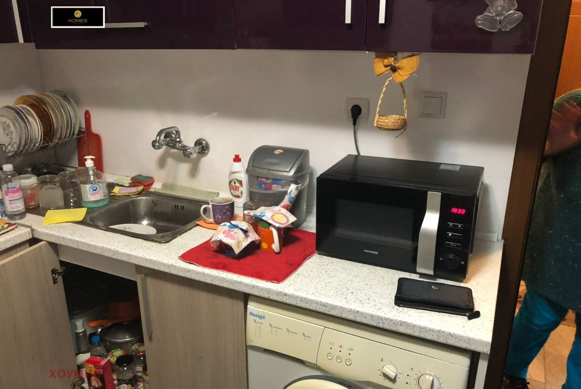 dvustaen-apartament-36-kvm-prodazhba-burgas-vazrazhdane-yuzhno-izlozhenie-dvor-3 Кухня с микровълнова печка и мивка