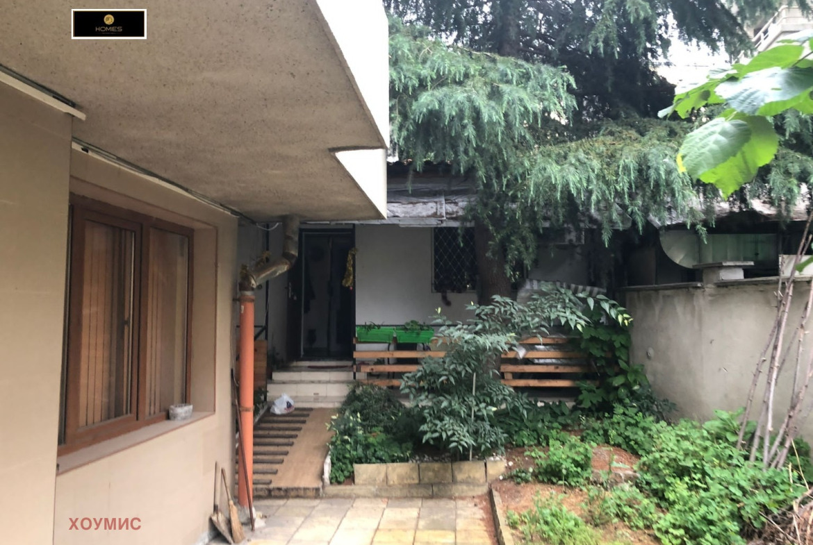 dvustaen-apartament-36-kvm-prodazhba-burgas-vazrazhdane-yuzhno-izlozhenie-dvor-5 Озеленен дворик със сядане и растения