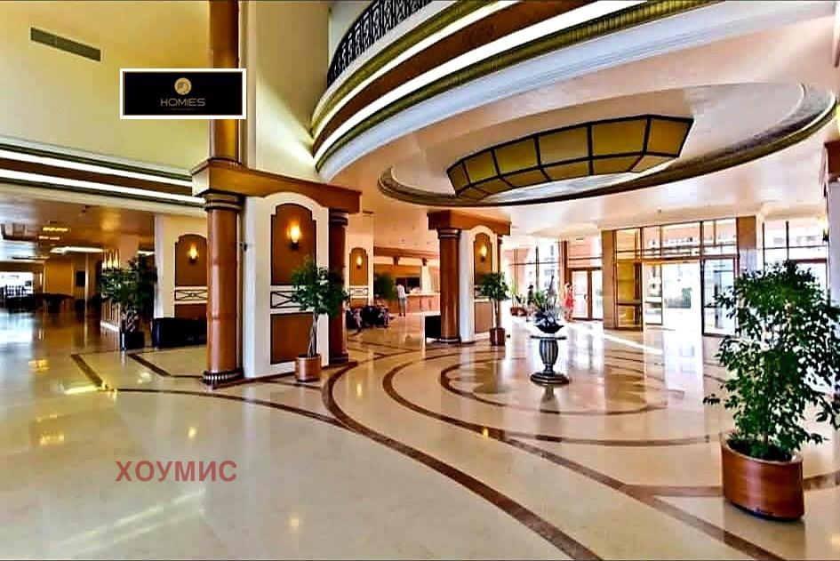 Балкон с маса и столове с морска гледка