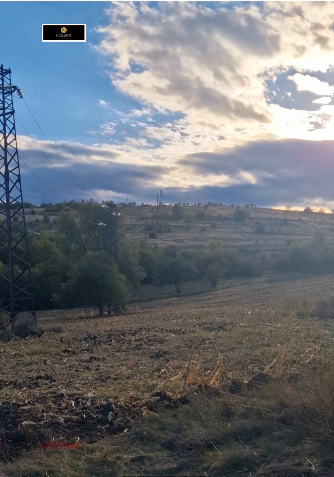 Земеделска земя с панорамна гледка към долината