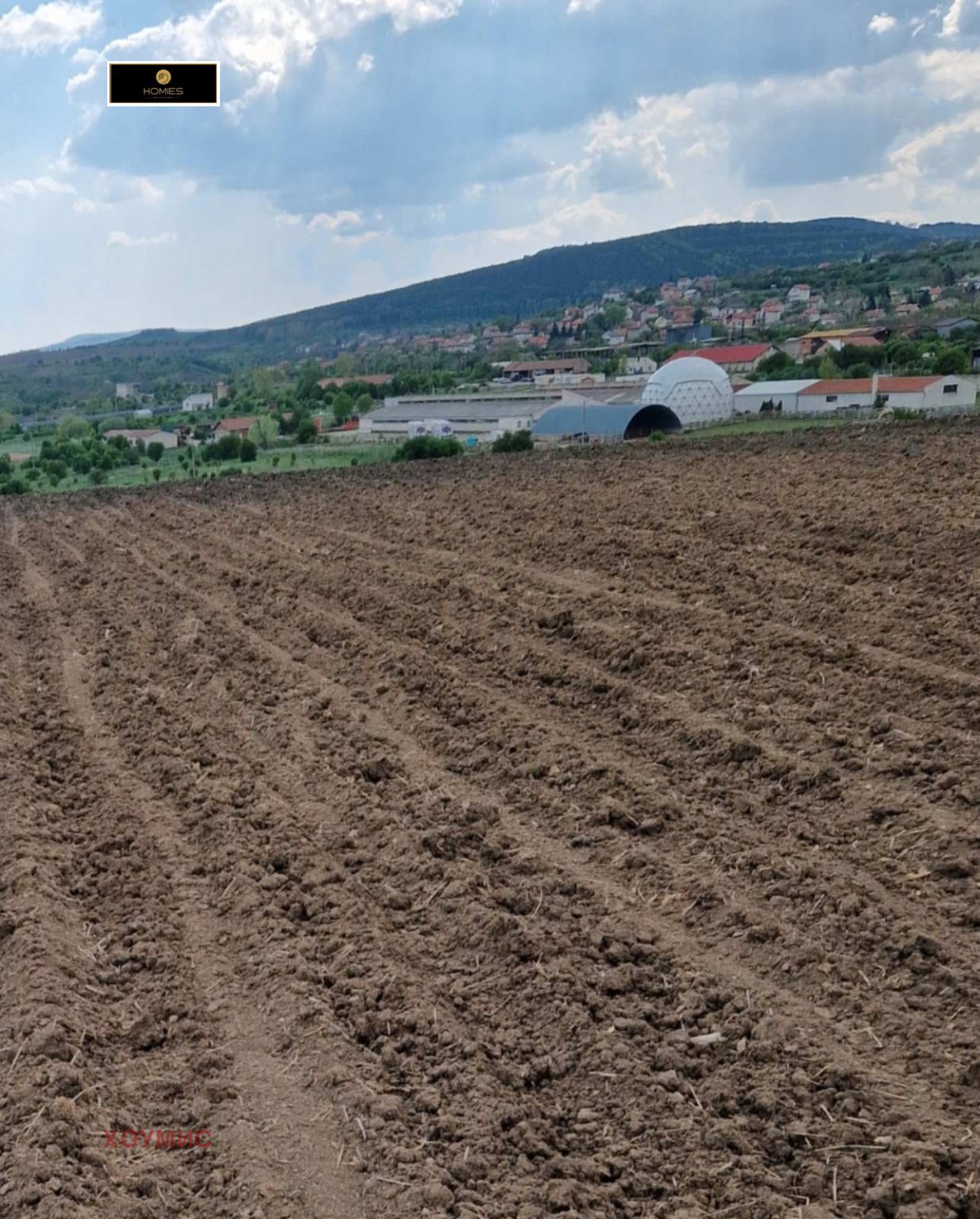 Равна парцел с електрически линии и селско поле