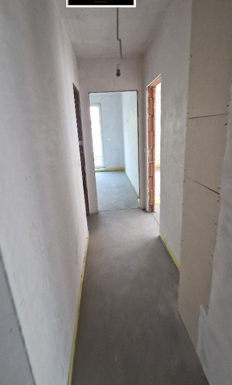 tristaen-apartament-111-kvm-prodava-manastirski-livadi-sofia-3 Коридор с отворени врати към помещенията