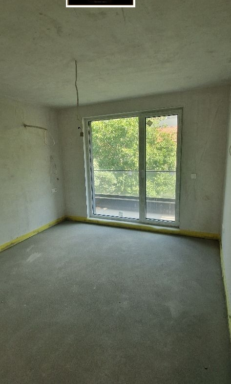 tristaen-apartament-111-kvm-prodava-manastirski-livadi-sofia-4 Светла спалня с голям прозорец и озеленяване