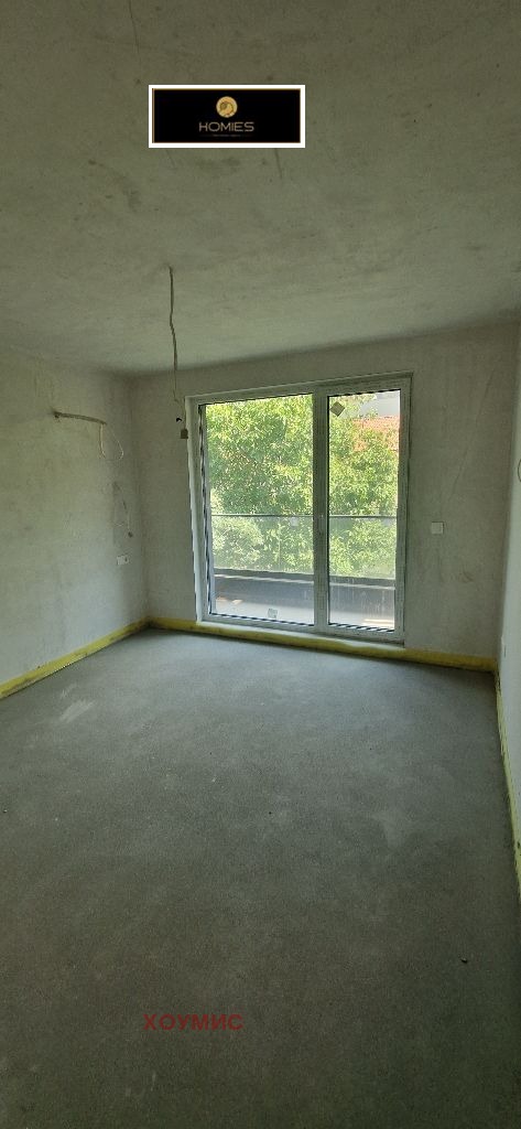 tristaen-apartament-111-kvm-prodava-manastirski-livadi-sofia-4 Светла спалня с голям прозорец и озеленяване