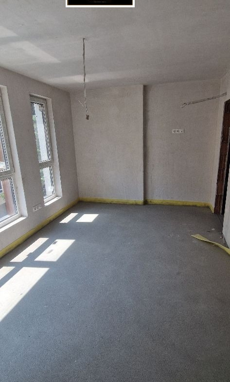 tristaen-apartament-111-kvm-prodava-manastirski-livadi-sofia-5 Просторна стая със слънчева светлина и прозорец