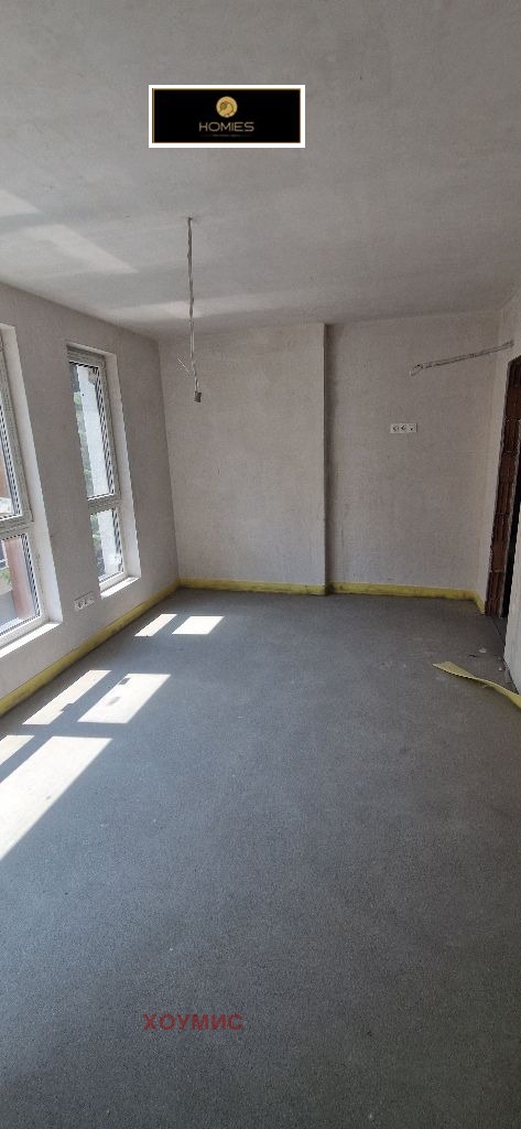 tristaen-apartament-111-kvm-prodava-manastirski-livadi-sofia-5 Просторна стая със слънчева светлина и прозорец