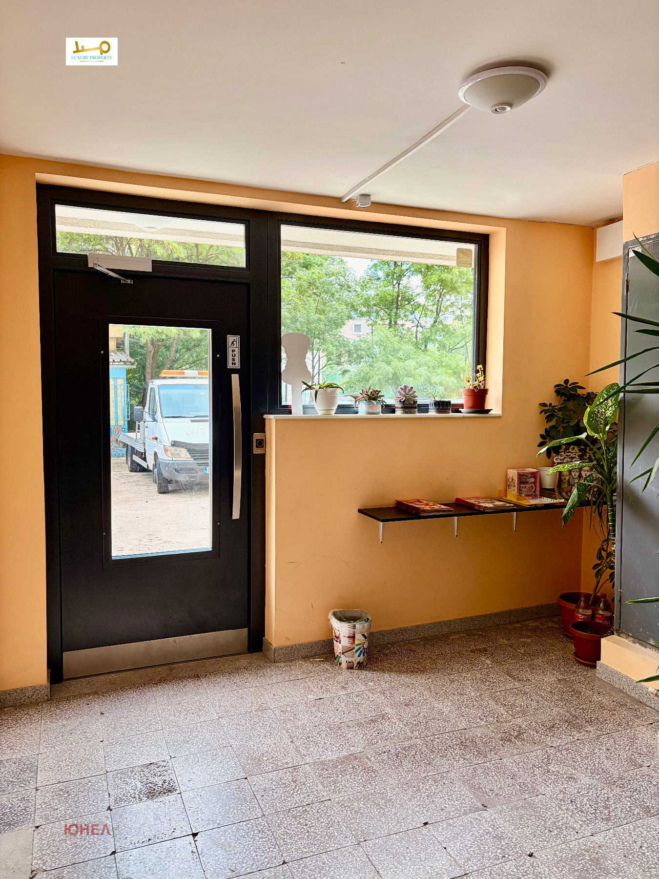 tristaen-apartament-68-kvm-prodazhba-sofiya-strelbishte-yuzhen-park-3 Входна врата и антре на апартамента
