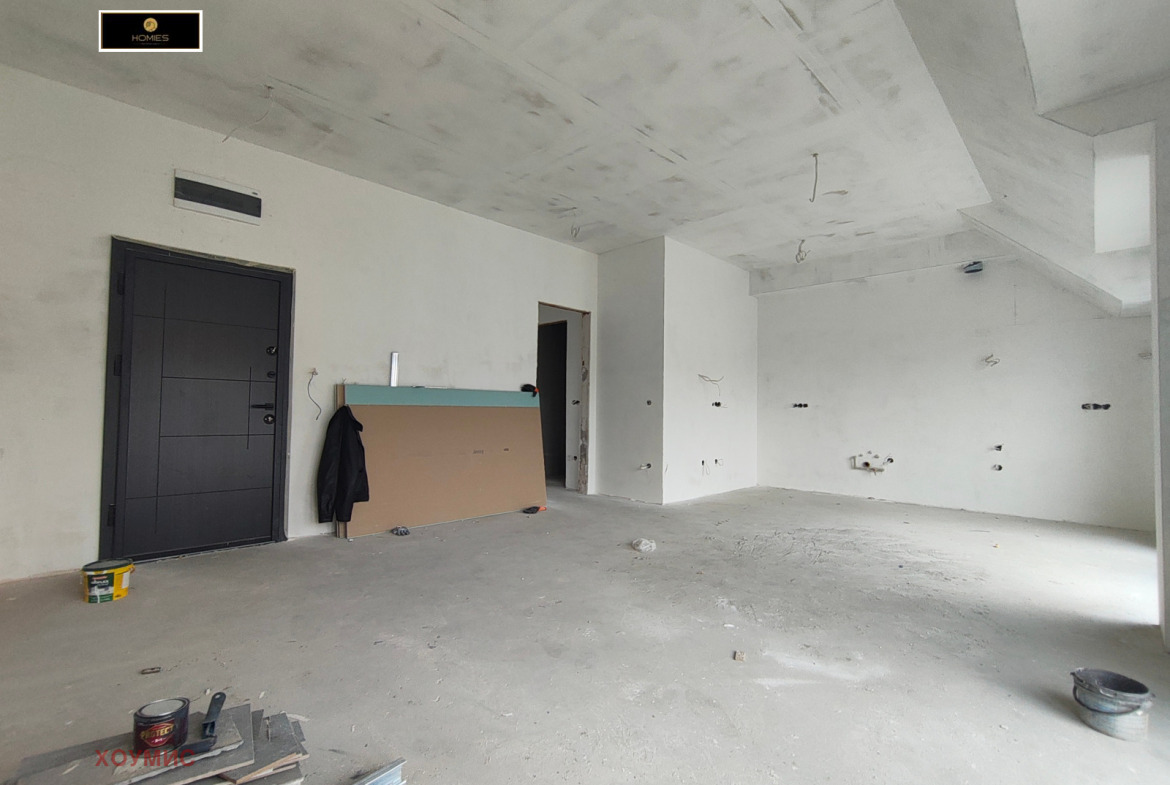 tristaen-apartament-90-kvm-prodava-se-sofiya-tsentar-dve-terasi-2 Модерна кухня отворена към хола в апартамента