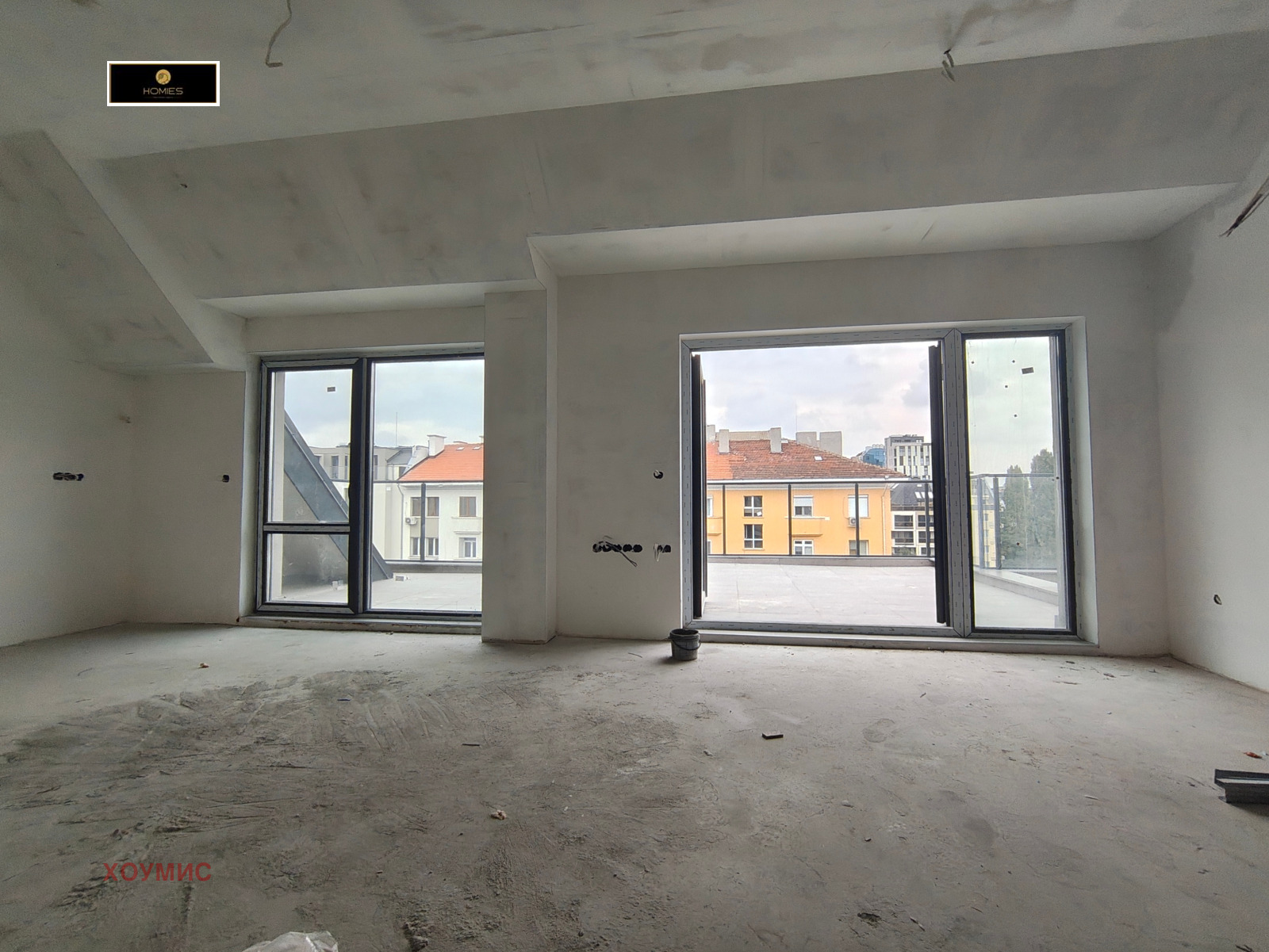 tristaen-apartament-90-kvm-prodava-se-sofiya-tsentar-dve-terasi-4 Дневна с мансардни прозорци и достъп до тераса