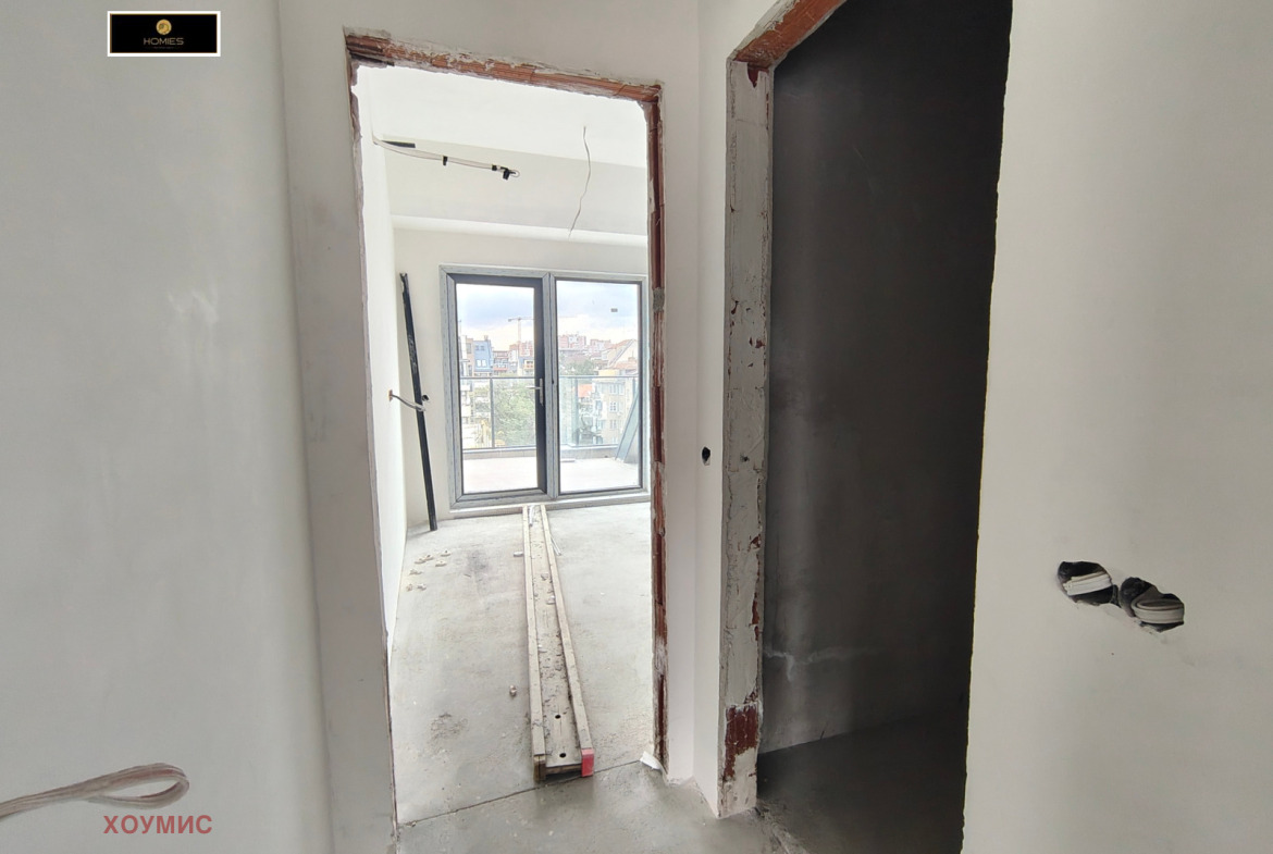 tristaen-apartament-90-kvm-prodava-se-sofiya-tsentar-dve-terasi-6 Бяла, недовършена интериорна дневна с естествена светлина