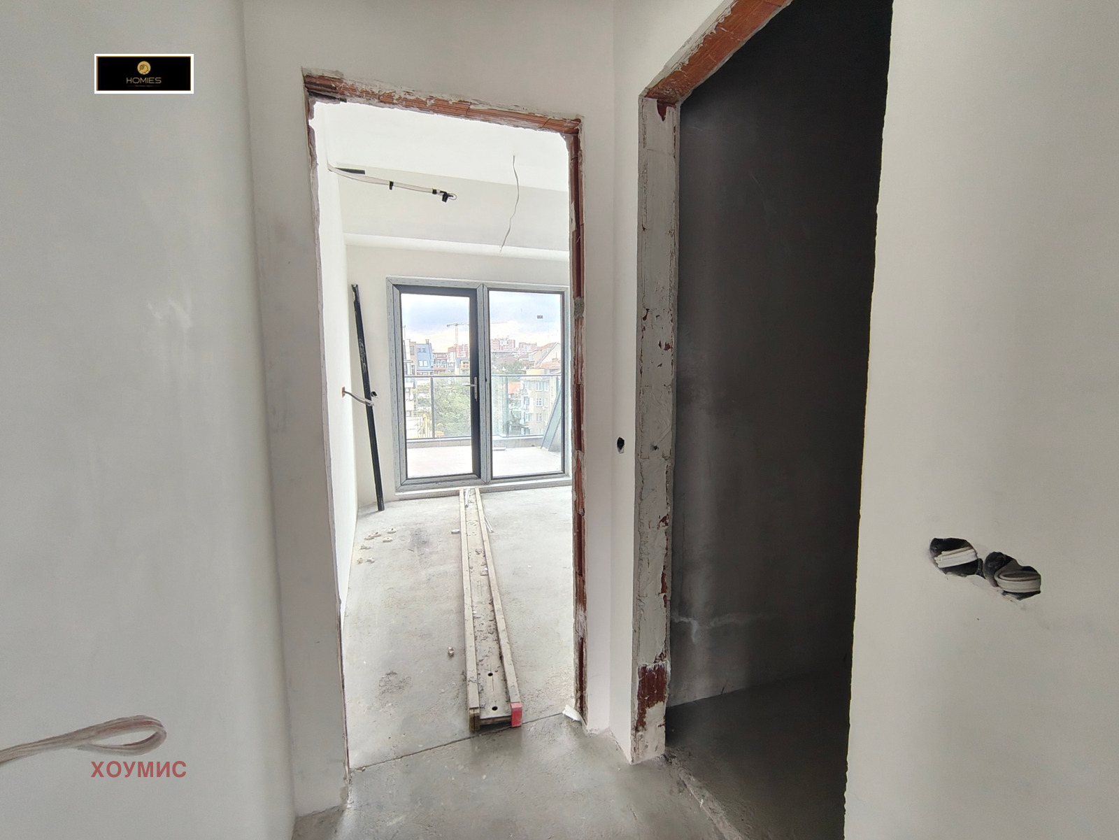 tristaen-apartament-90-kvm-prodava-se-sofiya-tsentar-dve-terasi-6 Бяла, недовършена интериорна дневна с естествена светлина