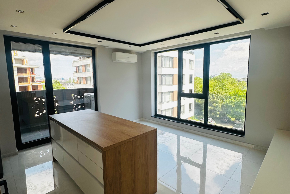 tristaen-apartament-97-kvm-prodava-se-krastova-vada-sofia-gledka-vitosha-2 Светла кухня с дневна и панорамни прозорци