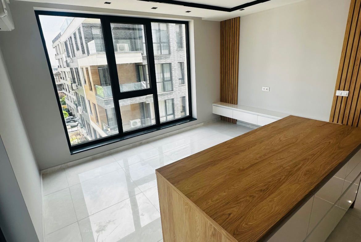 tristaen-apartament-97-kvm-prodava-se-krastova-vada-sofia-gledka-vitosha-4 Просторна кухня с чёрна тавана и LED