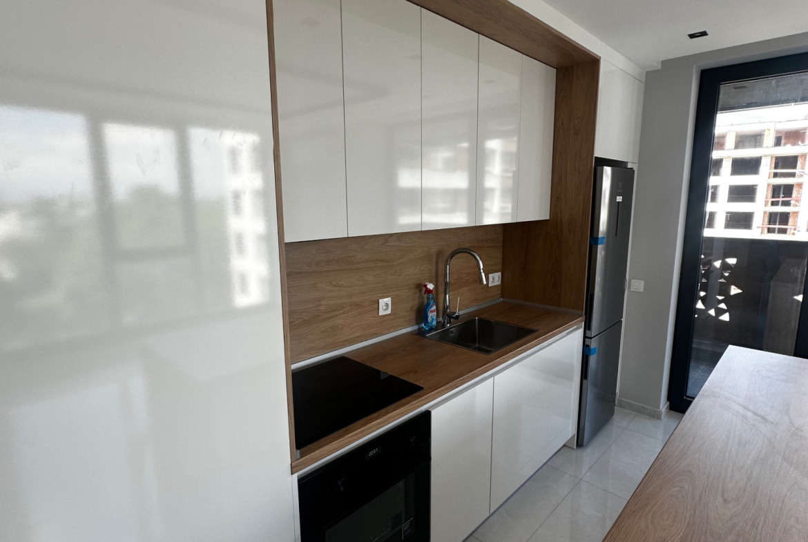 tristaen-apartament-97-kvm-prodava-se-krastova-vada-sofia-gledka-vitosha-5 Кухня с островна плота и модерни шкафове